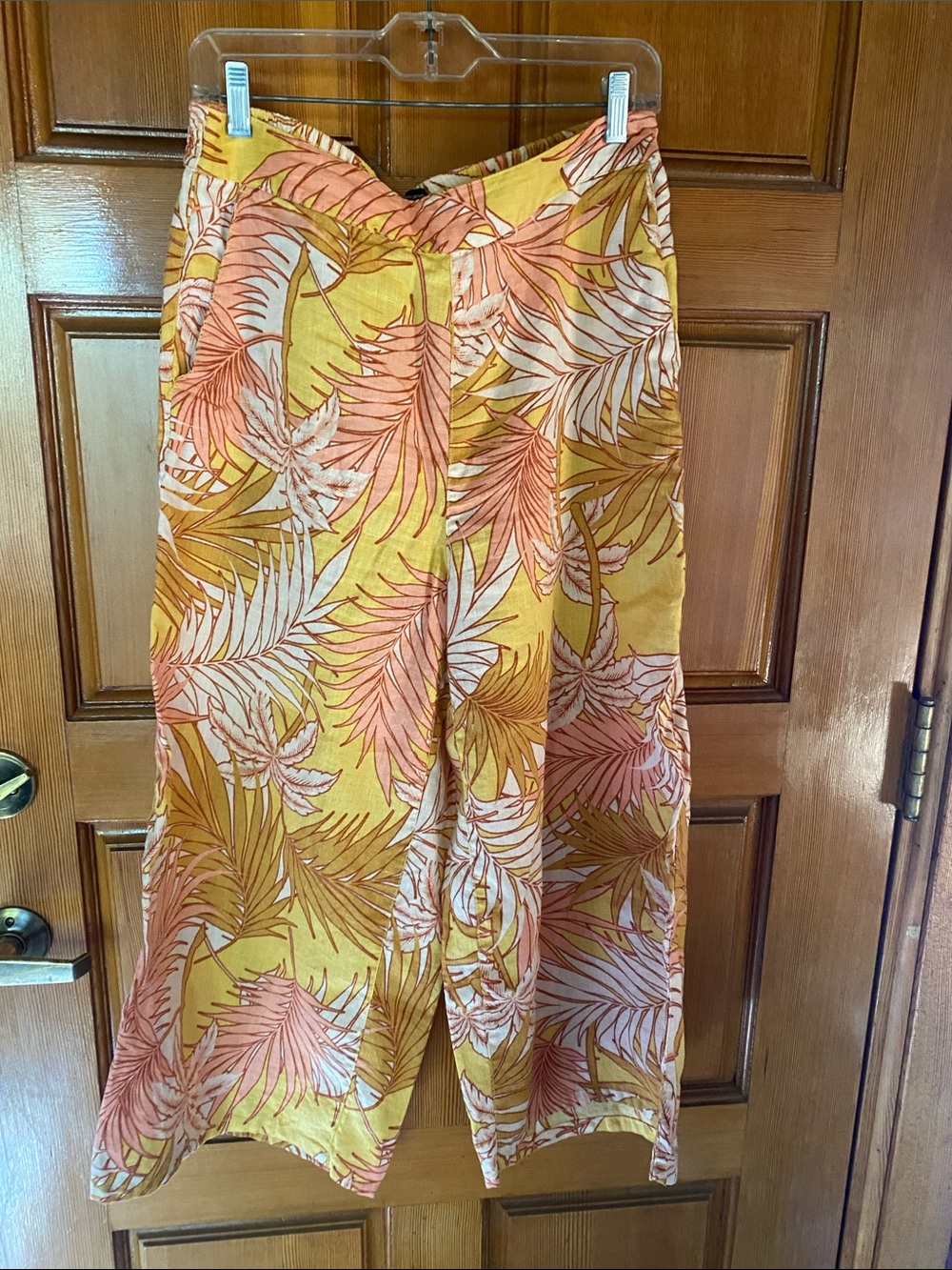 Tahari Yellow, Pink & Cream Tropical Shorts
100% linen